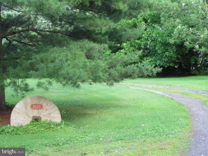 1625 Yost Road Blue Bell, PA 19422 - Photo 3 of 25 Driveway