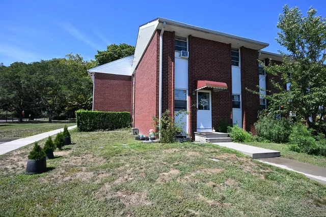 a view of a house with backyard and garden