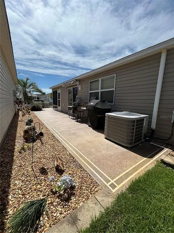 a view of back yard of the house