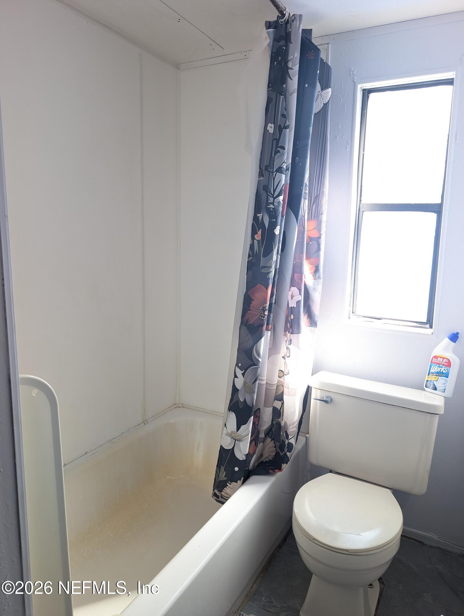 114 Durden Road Interlachen, FL 32148 - Photo 15 of 30 a bathroom with a toilet and a bathtub