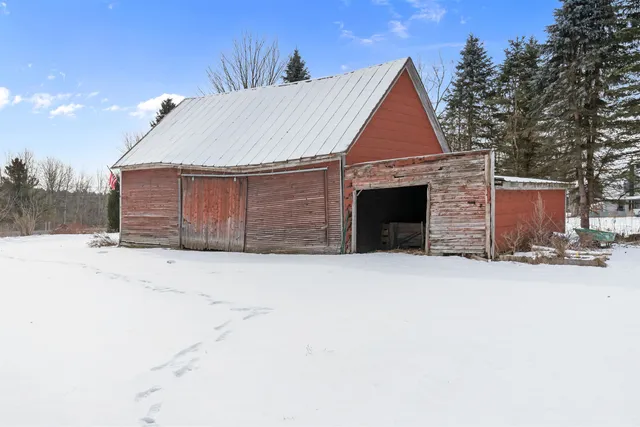 $359,900 | 184 Danyow Road, Sheldon, VT 05450