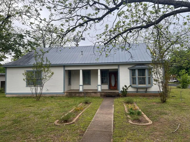 $689,000 | 211 West Hackberry Street, Fredericksburg, TX 78624