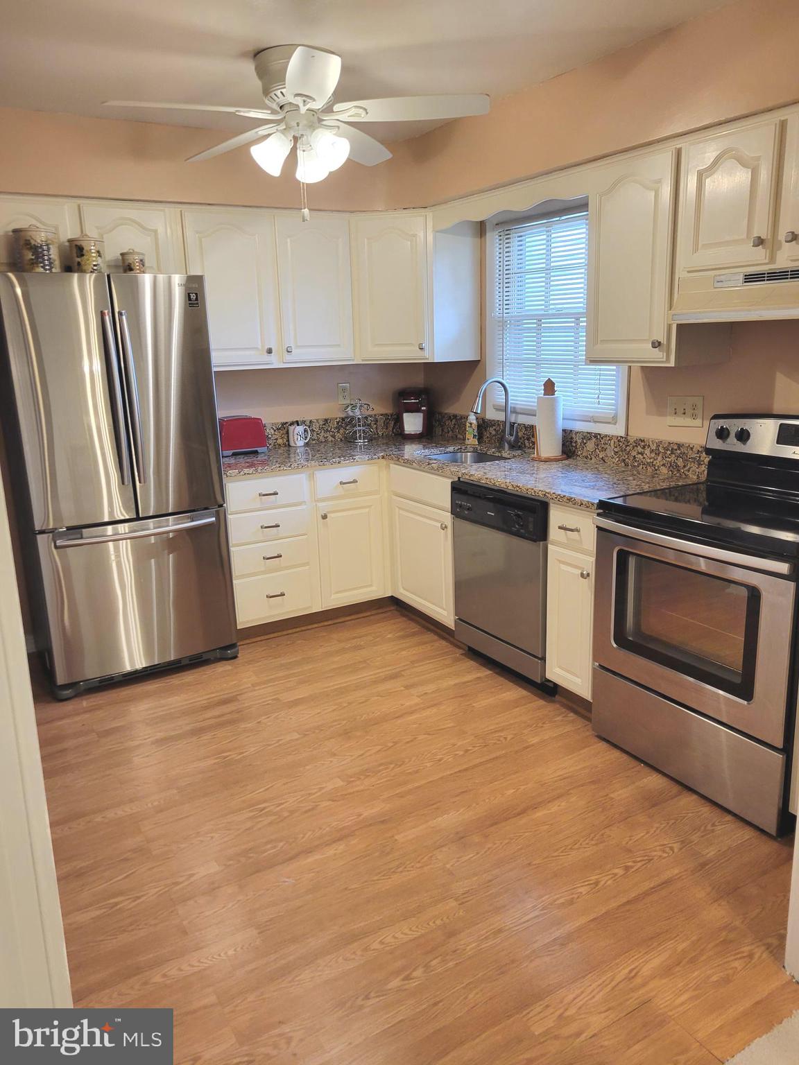 222 Middleton Road Waldorf, MD 20602 - Photo 6 of 26 Kitchen with Stainless Steel Appliances