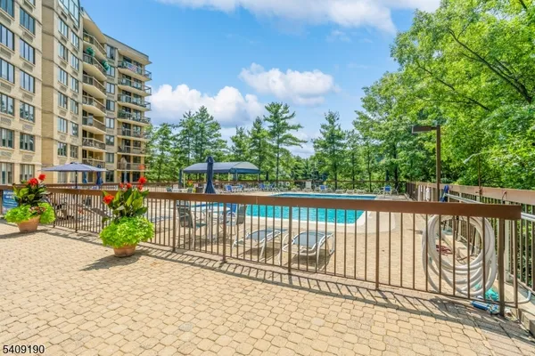 $425,000 | 10 Smith Manor Boulevard, Unit 121, West Orange, NJ 07052