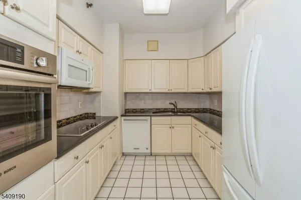 $425,000 | 10 Smith Manor Boulevard, Unit 121, West Orange, NJ 07052