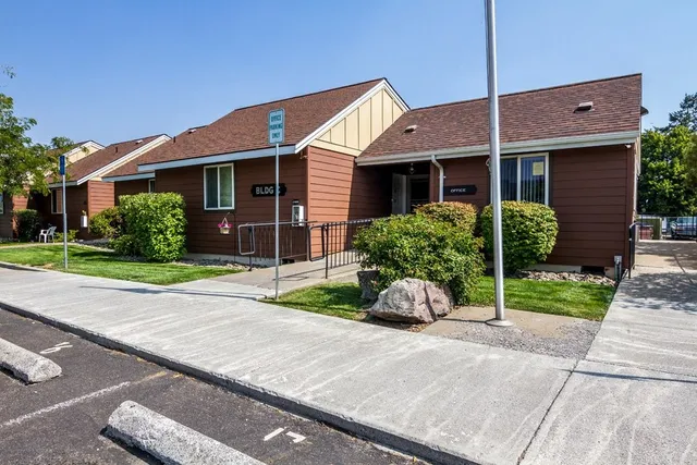 $1,075 | 2212 Cove Avenue, La Grande, OR 97850