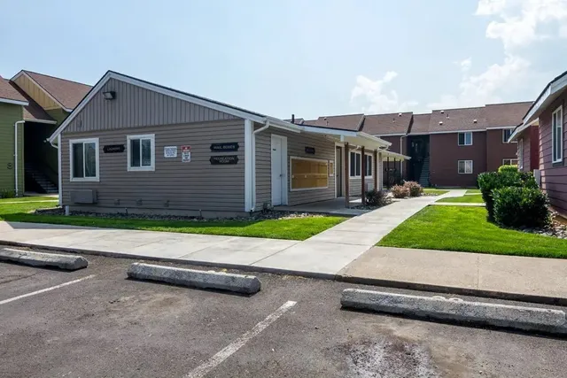 $1,075 | 2212 Cove Avenue, La Grande, OR 97850