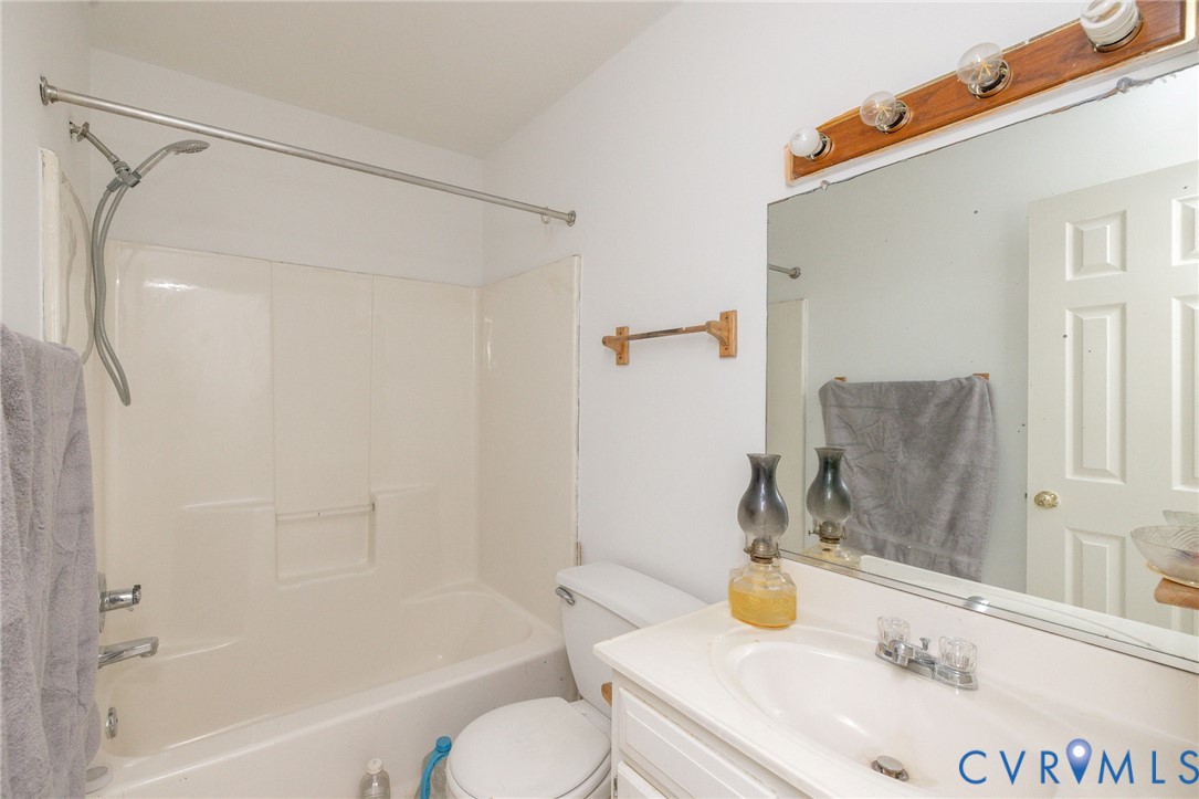 10 Rhodes Lane Cartersville, VA 23027 - Photo 5 of 16 Full bath with washtub / shower combination and va