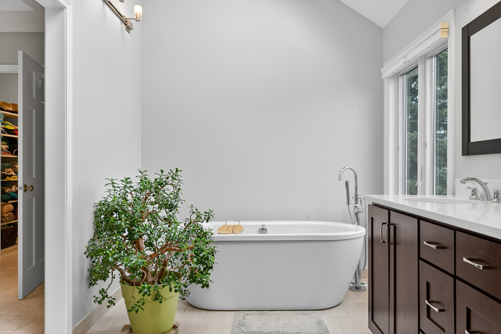 20633 North Primrose Court Deer Park, IL 60010 - Photo 22 of 43 a white bath tub sitting in a bathroom