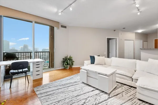 $320,000 | 600 North Kingsbury Street, Unit 1614, Chicago, IL 60654