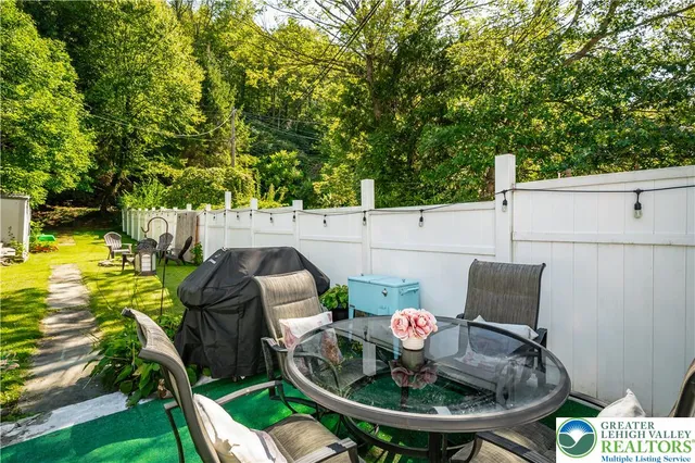 a view of yard with green space