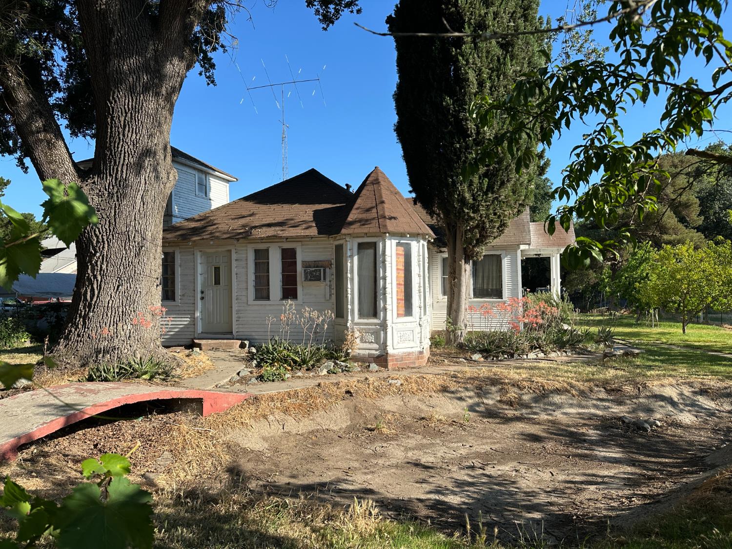27925 Thornton Road Thornton, CA 95632 - Photo 2 of 31 a front view of a house with a yard