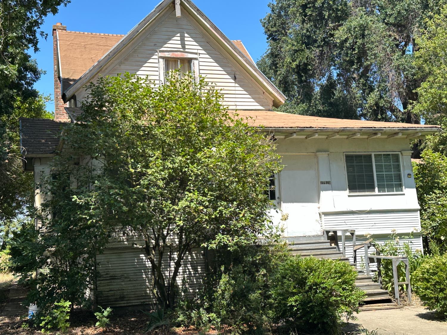 27925 Thornton Road Thornton, CA 95632 - Photo 27 of 31 a view of a house with a small yard plants and large tree