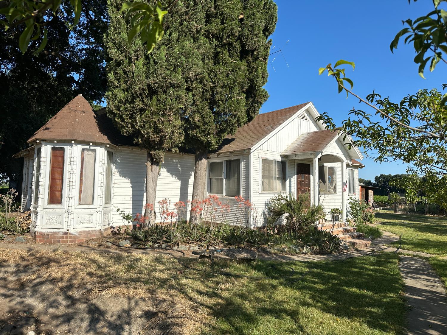 27925 Thornton Road Thornton, CA 95632 - Photo 3 of 31 a front view of a house with a garden
