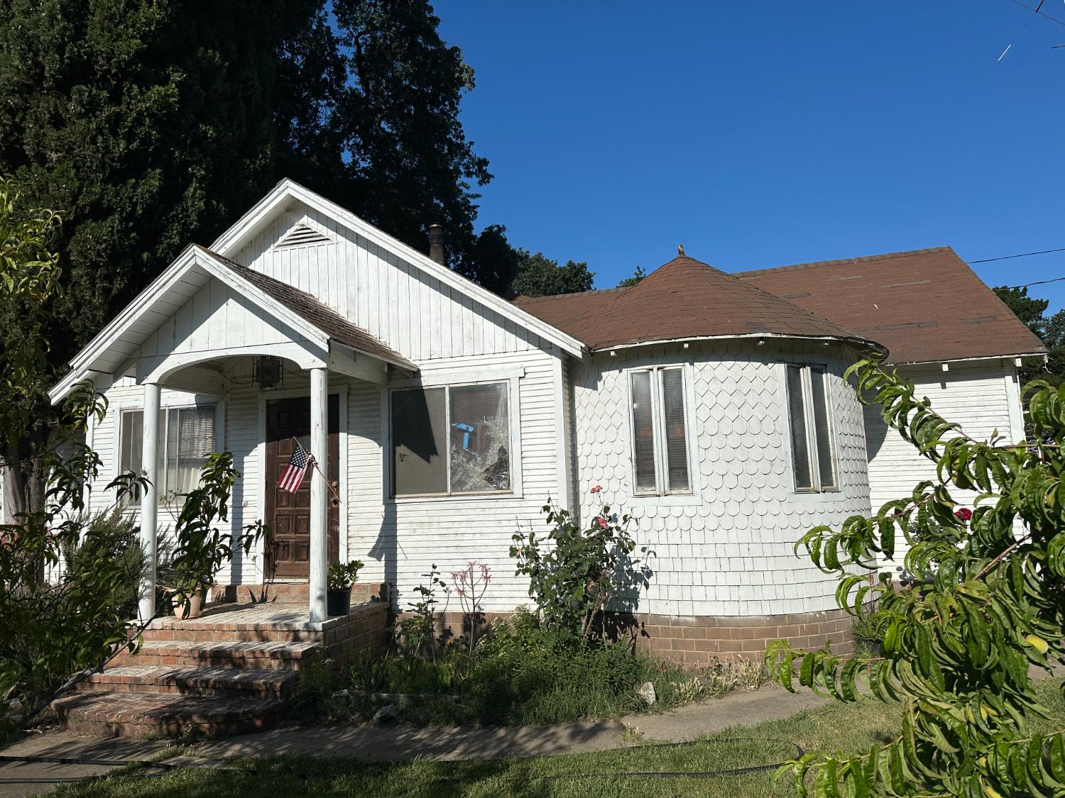 27925 Thornton Road Thornton, CA 95632 - Photo 4 of 31 a front view of a house with a yard