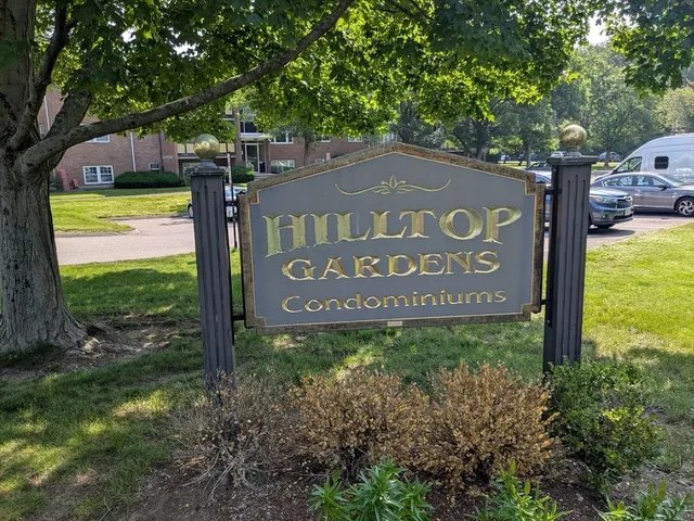 a sign that is sitting on a brick wall