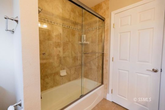 816 West Wasp Avenue Ridgecrest, CA 93555 - Photo 31 of 43 a bathroom with a bathtub