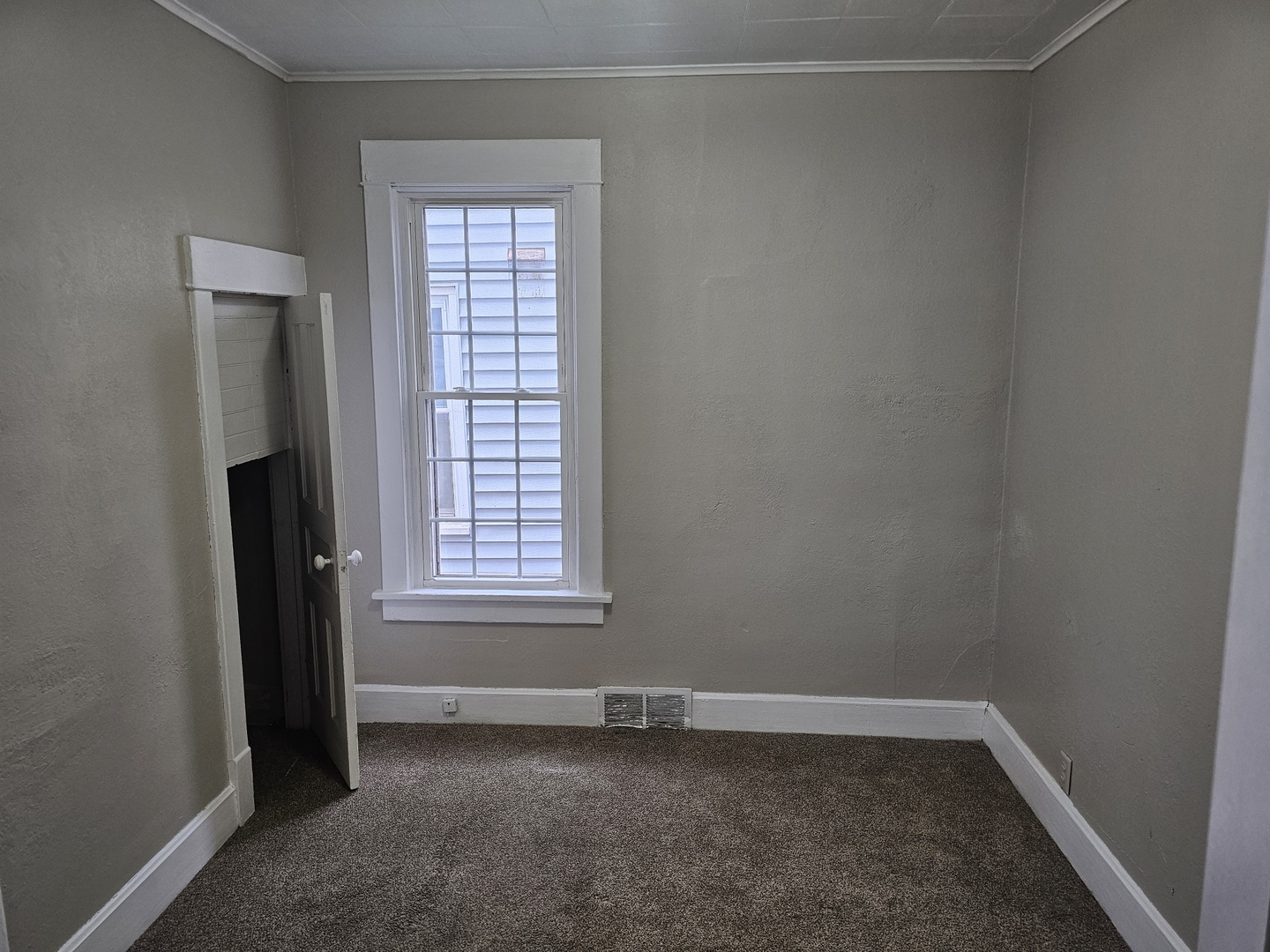 1114 25th Street Moline, IL 61265 - Photo 9 of 18 an empty room with a window