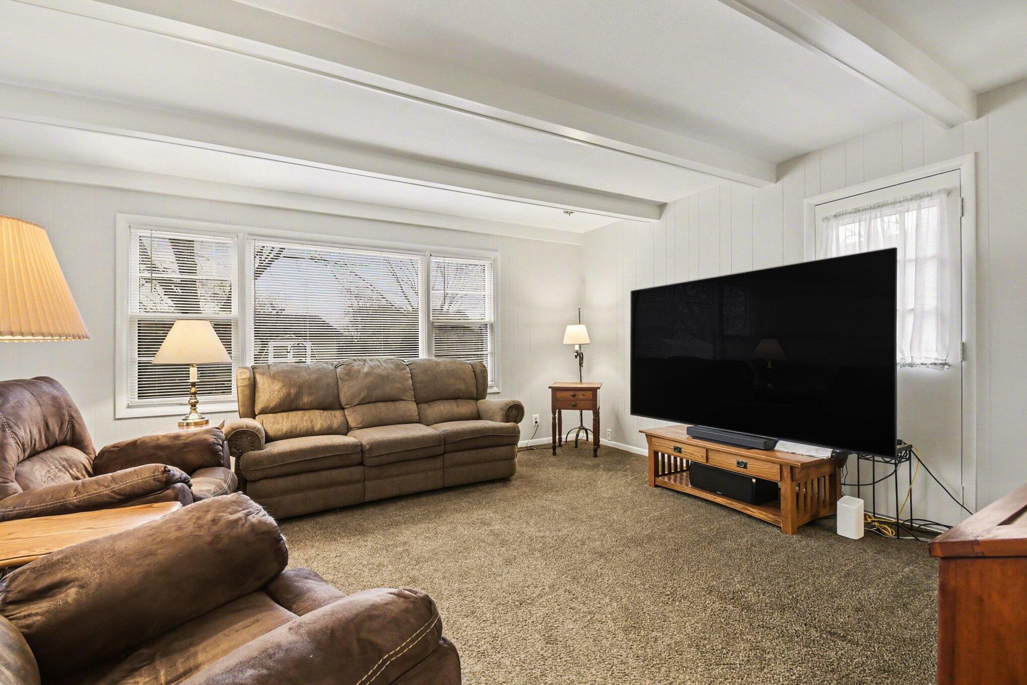 694 68th Street Southwest Byron Center, MI 49315 - Photo 10 of 40 005_file_9190