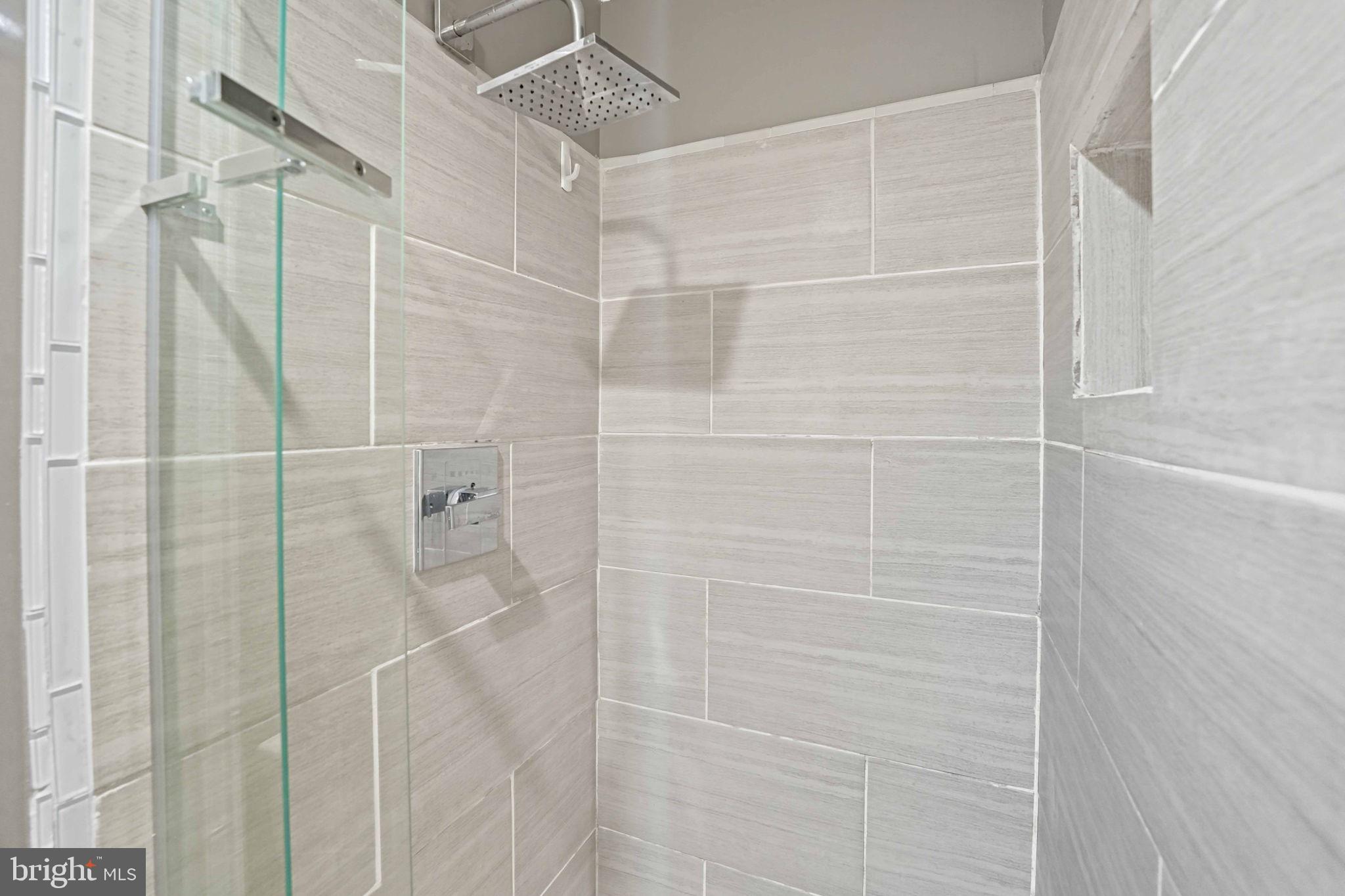 258 North Cottage Road Sterling, VA 20164 - Photo 20 of 33 a bathroom with a shower