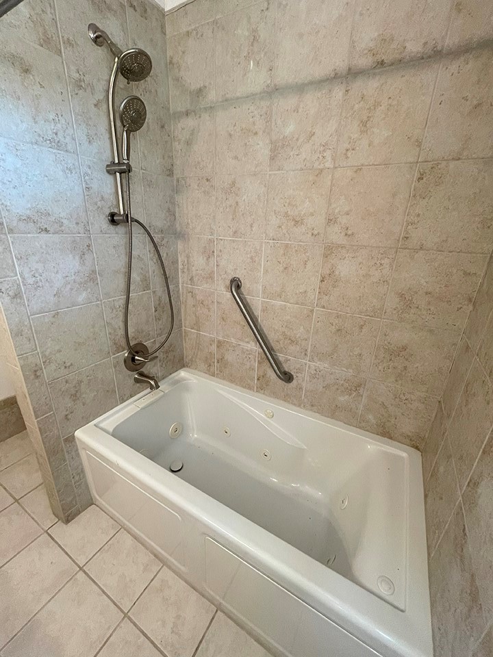 1111 Pine Ranch Road Seguin, TX 78155 - Photo 41 of 50 Guest house combo tub & shower.