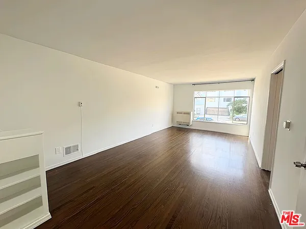 $2,295 | 470 South Mariposa Avenue, Los Angeles, CA 90020