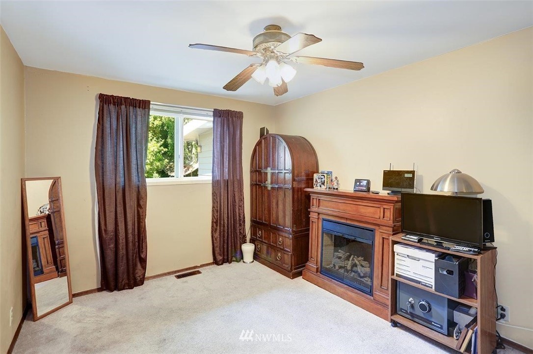 6937 South Rustic Road Seattle, WA 98178 - Photo 14 of 25