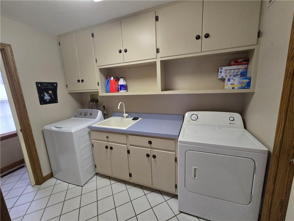 205 Hamburg Road Greenville, PA 16125 - Photo 4 of 39 a utility room with dryer and washer