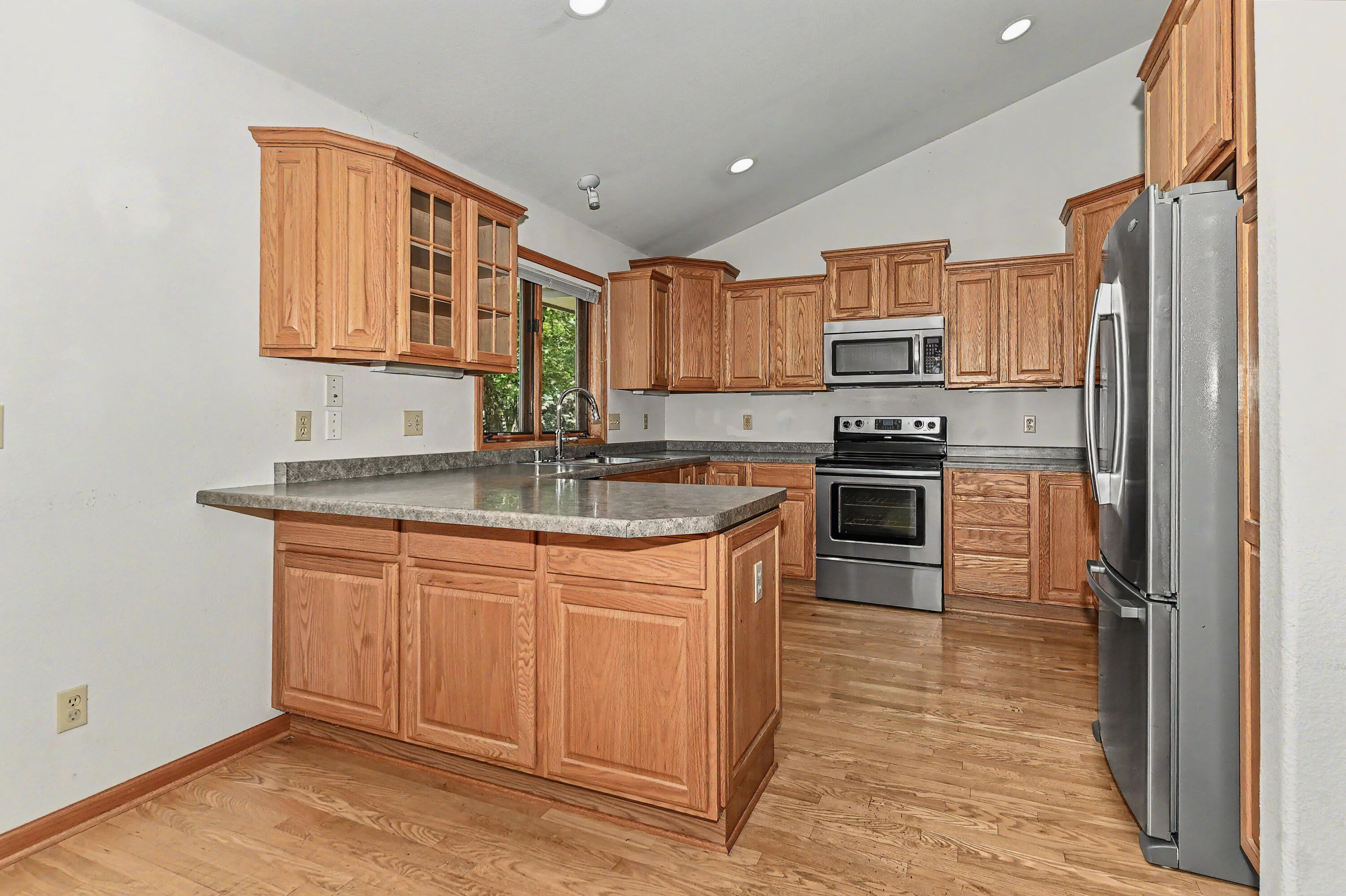N22-w26492 Shooting Star Road, Unit 2 Pewaukee, WI 53072 - Photo 12 of 32 Breakfast Bar