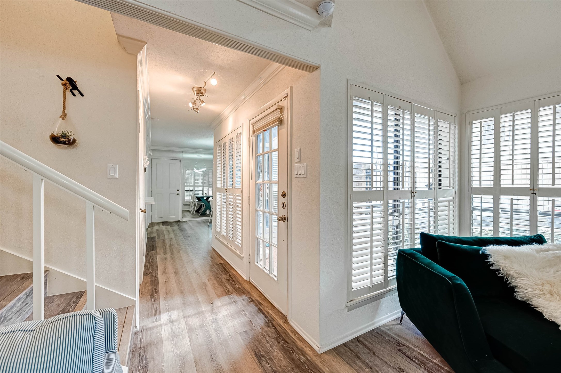 1908 Augusta Drive, Unit 7 Houston, TX 77057 - Photo 6 of 33 a spacious bedroom with a bed and a wooden floor