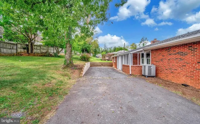 a view of a house with backyard and garden