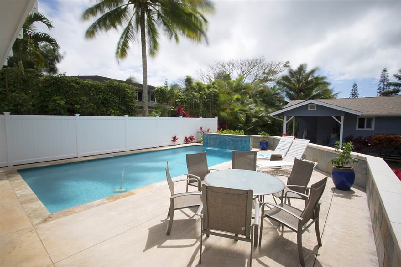 81 North Holokai Road Haiku, HI 96708 - Photo 21 of 30 a patio with table and chairs