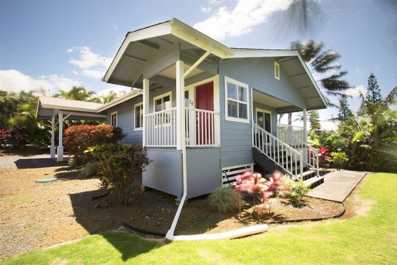 81 North Holokai Road Haiku, HI 96708 - Photo 25 of 30 a front view of a house