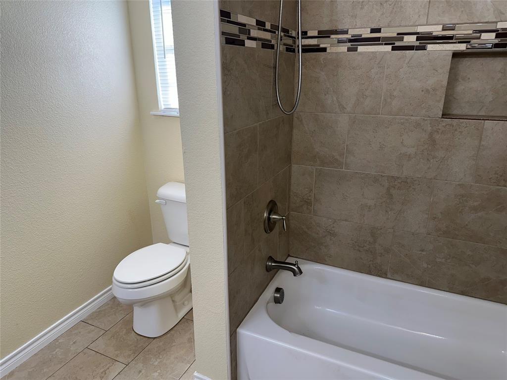 412 South Park Street Terrell, TX 75160 - Photo 11 of 15 a bathroom with a sink a toilet and a bathtub