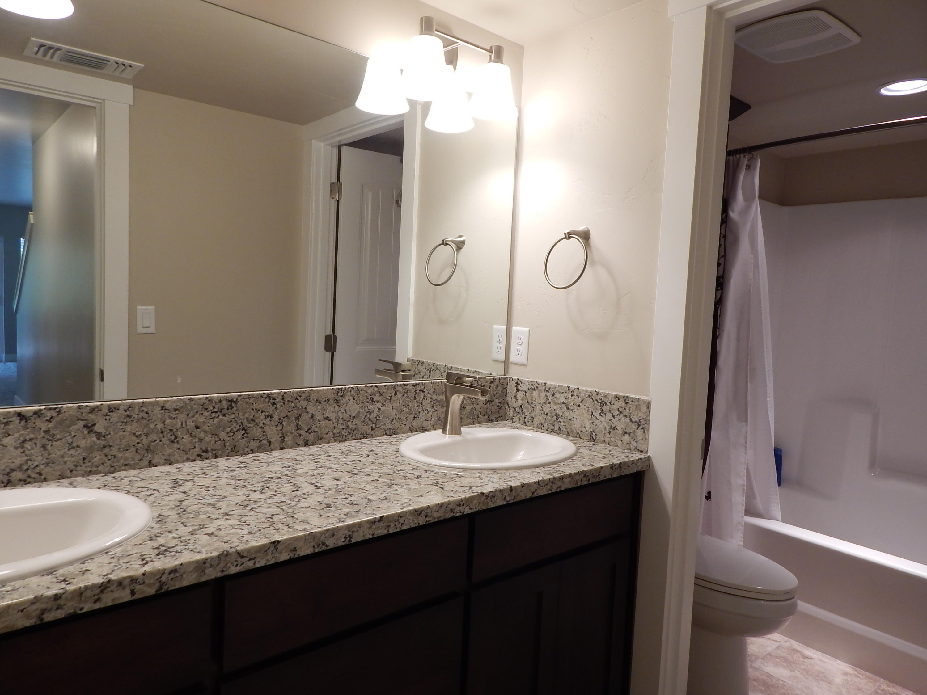 3249 Dodge Road White City, OR 97503 - Photo 20 of 34 Full tub/shower downstairs