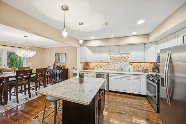 $489,900 | 11152 Indian Woods Drive, Indian Head Park, IL 60525