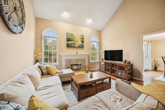 $489,900 | 11152 Indian Woods Drive, Indian Head Park, IL 60525