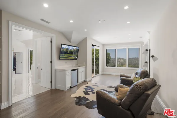 $6,950,000 | 15515 Collina Strada, Los Angeles, CA 90077