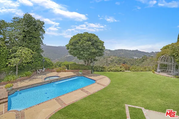 $6,950,000 | 15515 Collina Strada, Los Angeles, CA 90077
