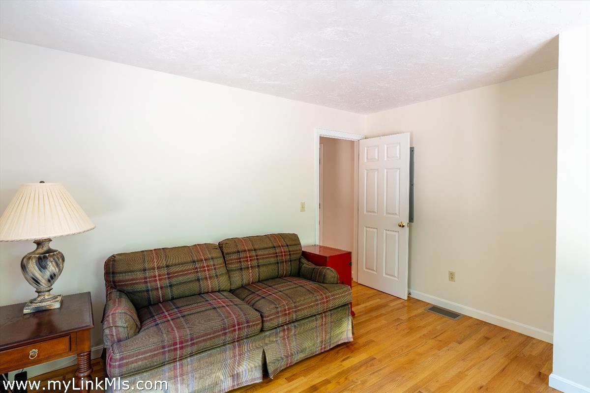 261 Sandpiper Lane, Unit 12 Vineyard Haven, MA 02568 - Photo 15 of 50 a living room with furniture