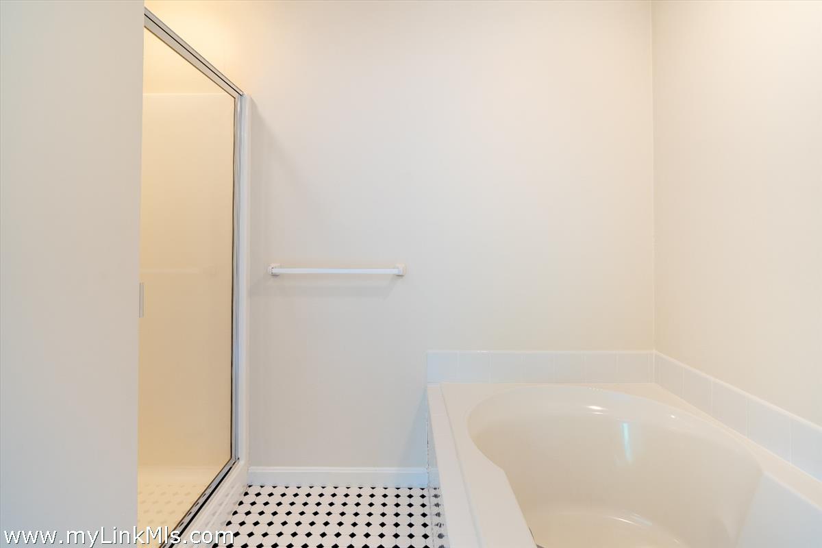 261 Sandpiper Lane, Unit 12 Vineyard Haven, MA 02568 - Photo 23 of 50 a bathroom with a bathtub