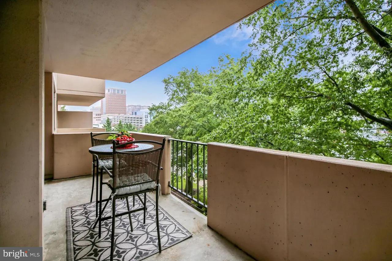 4141 North Henderson Road, Unit 322 Arlington, VA 22203 - Photo 20 of 53 a outdoor view with a seating space