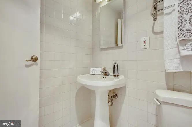 4141 North Henderson Road, Unit 322 Arlington, VA 22203 - Photo 28 of 53 a bathroom with a sink a toilet and shower