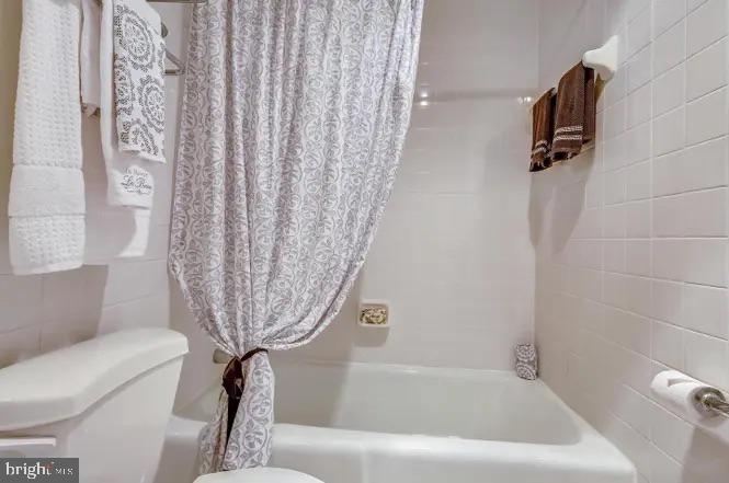 4141 North Henderson Road, Unit 322 Arlington, VA 22203 - Photo 30 of 53 a bathroom with a bathtub