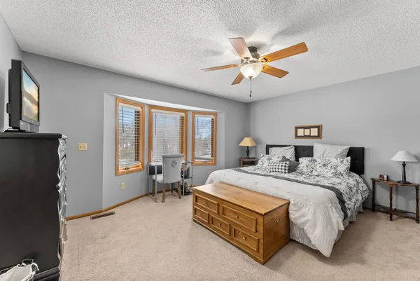 $475,000 | 33584 Washington Street Northeast, Cambridge, MN 55008