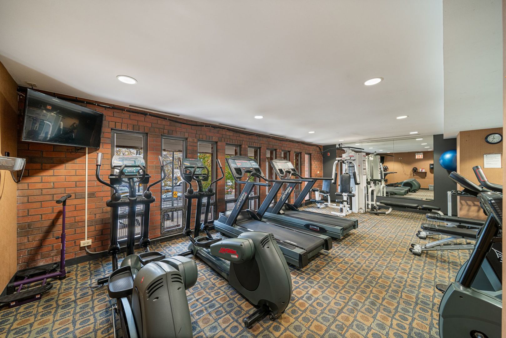 2605 South Indiana Avenue, Unit 2107 Chicago, IL 60616 - Photo 19 of 24 a view of a room with gym equipment