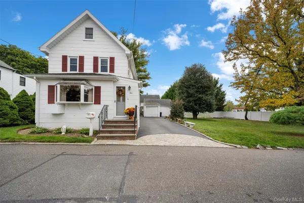 $875,000 | 4 Elm Street, Greenvale, NY 11548