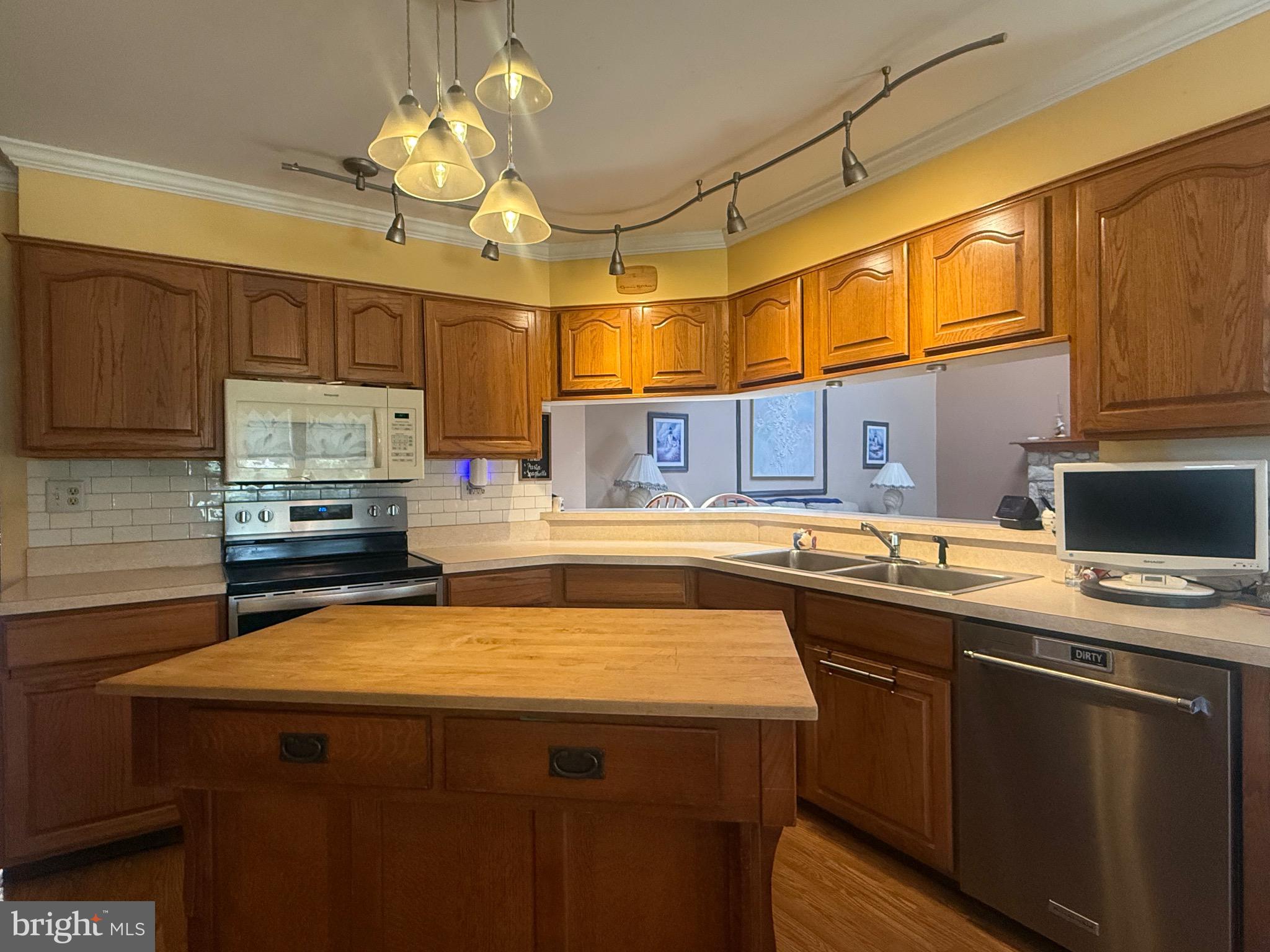 418 Welsford Road Fairless Hills, PA 19030 - Photo 6 of 21 Kitchen