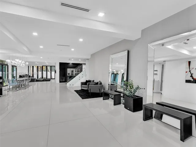 $18,900 | 3010 Alton Road, Miami Beach, FL 33140