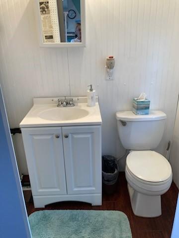 646 Southwest 33rd Cove Okeechobee, FL 34974 - Photo 17 of 19 a bathroom with a toilet a sink and mirror